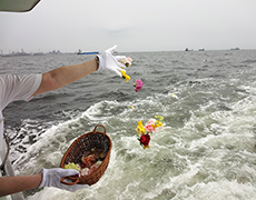 お花を海に投げ入れます